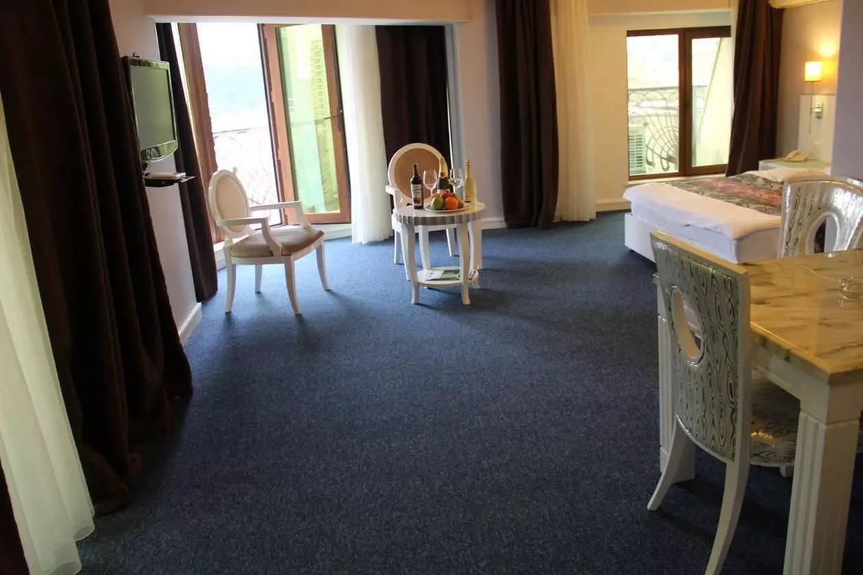 AMBER_SHABAVIZ (22).jpg